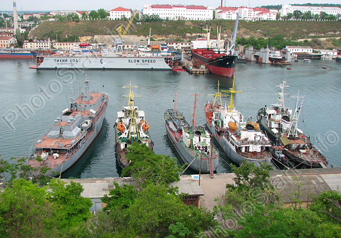 Вид на бухту с кораблями из сквера Ленинского комсомола.