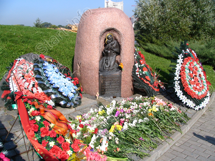 Минск. Памятник с возложенными цветами.