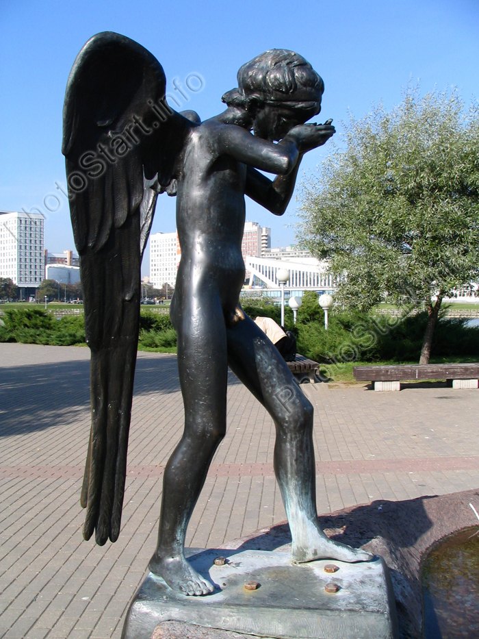 Мальчик с крыльями. Скульптура в Минске.