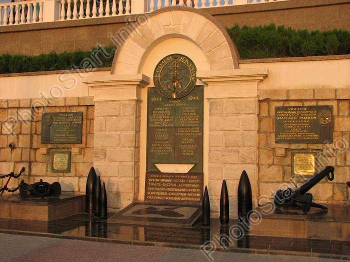 Памятник на Приморском бульваре. Кораблям - героям эскадры, погибшим в боях.