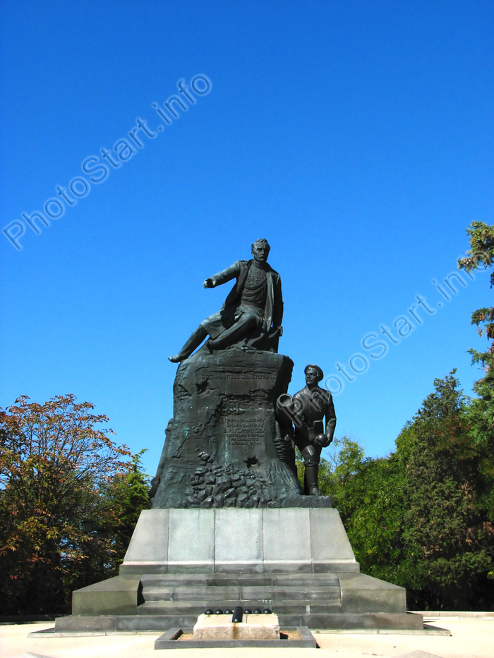 Севастополь. Памятник вице-адмиралу Корнилову на Малаховом кургане.