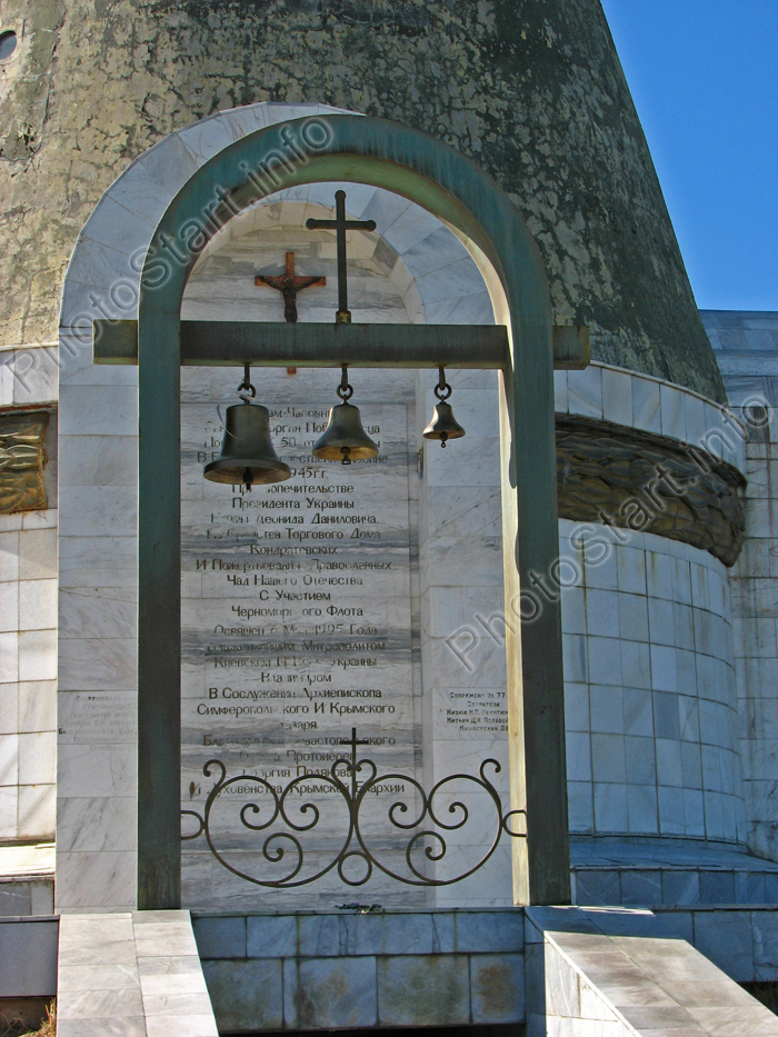 Севастополь. Сапун-гора. Часовня святого Георгия. Арочная конструкция с колоколами.